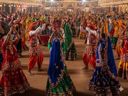 Shardiya Navratri 2025 These are best places in Gujarat to play Dandiya and Garba memorable festival with friends | Shardiya Navratri 2025: डांडिया और गरबा खेलने के लिए गुजरात की ये जगह बेस्ट, दोस्तों के साथ यादगार रहेगा त्योहार