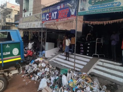 Telangana woman dies of shock after civic body dumps garbage outside house over unpaid tax | टैक्स नहीं भरा तो नगर पालिका वालों ने घर के बाहर फेंक दिया कचरे का ढेर, सदमे से हुई महिला की मौत