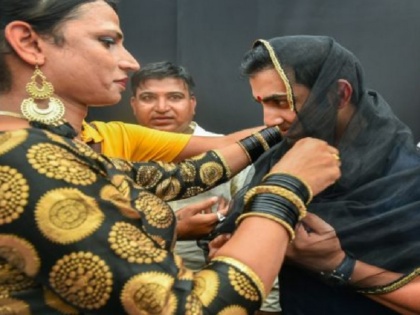 gautam gambhir during inauguration of sevent edition of Hijra Habba for transgenders | गौतम गंभीर जब माथे पर बिंदी और दुपट्टा ओढ़े आए नजर, वजह जानकर आप भी करेंगे प्रशंसा