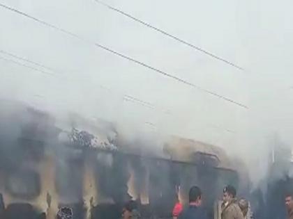 Gaya railway station Fire breaks out bogie Bihar burnt down officers engaged investigation | गया रेलवे स्टेशन पर खड़ी ट्रेन की बोगी में लगी आग, जलकर खाक, जांच में जुटे अधिकारी
