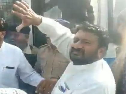 CAA-NRC: Congress MLA gyasuddin shaikh Video Goes Viral In Which he is seen calming down protest | CAA: प्रदर्शनकारियों को शांत कर रहे थे विधायक गयासुद्दीन, यूजर ने लिखा- कांग्रेस का देश विरोधी चेहरा सामने आया CAA-NRC: Congress MLA gyasuddin shaikh Video Goes Viral In Which he is seen calming down protest | CAA: प्रदर्शनकारियों को शांत कर रहे थे विधायक गयासुद्दीन, यूजर ने लिखा- कांग्रेस का देश विरोधी चेहरा सामने आया