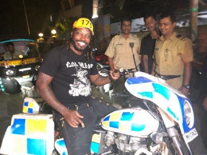 Chris Gayle shares his pic on Mumbai Police bike, goes viral | क्रिस गेल मुंबई पुलिस की बाइक पर 'इस अंदाज' में आए नजर, तस्वीर हो गई वायरल
