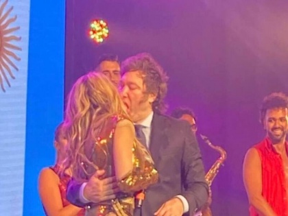Viral Video Argentine President Javier Miley kissed his girlfriend in front of everyone | Viral Video: अर्जेंटीना के राष्ट्रपति जेवियर माइली ने सबके सामने गर्लफ्रेंड को किस किया, वीडियो वायरल हुआ