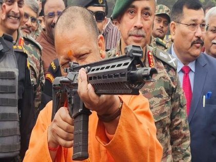 CM Yogi starts three-day 'Know Your Army' ceremony shows different style takes aim with assault rifle | सीएम योगी का दिखा अलग अंदाज, असॉल्ट राइफल से निशाना साधा, तीन दिवसीय 'नो योर आर्मी' समारोह की शुरुआत की