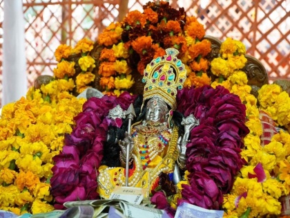 Ramlalla representative idol carried across Ram Temple premises in Ayodhya | Ram Temple in Ayodhya: रामलला की प्रतिनिधि मूर्ति को अयोध्या में राम मंदिर परिसर में ले जाया गया, देखें तस्वीरें