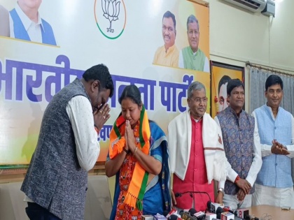 Congress MP Geeta Koda, wife of former Jharkhand CM Madhu Koda, joins BJP | Geeta Koda: झारखंड में कांग्रेस को लगा बड़ा झटका, एकमात्र कांग्रेस सांसद गीता कोड़ा ने थामा 'कमल'