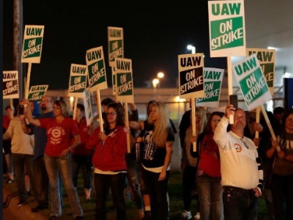 More than 49,000 vehicle workers on strike in contract dispute with General Motors | जनरल मोटर्स के साथ अनुंबध विवाद में 49,000 से ज्यादा वाहन श्रमिक हड़ताल पर