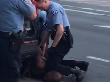 Floyd death case in America: Police officers can wear cameras around their neck | अमेरिका: फ्लॉयड के मौत मामले में नया मोड़, पुलिस अधिकारियों के गले में पहने कैमरों से खुल सकते हैं घटना के राज