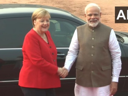 German Chancellor Angela Merkel was received by Prime Minister Narendra Modi on her arrival at Rashtrapati Bhawan | राष्ट्रपति भवन आने पर पीएम मोदी ने की जर्मन चांसलर एंजेला मर्केल की अगवानी, 20 समझौतों पर हस्ताक्षर की उम्मीद
