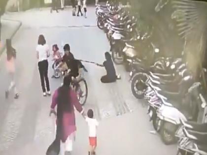 Watch German Shepherd attacks innocent child in Ghaziabad narrowly escapes life case registered against owner | Watch: गाजियाबाद में मासूम पर जर्मन शेफर्ड का जानलेवा हमला, बाल-बाल बची जान, मालिक के खिलाफ केस दर्ज