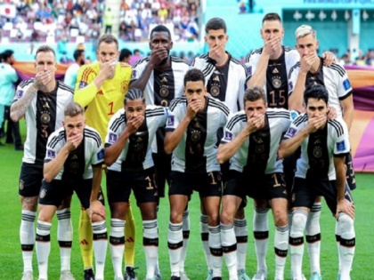 FIFA World Cup 2022 Germany players cover mouths in team photo amid one love armband row before match against Japan | फीफा वर्ल्ड कप: जर्मनी के खिलाड़ियों ने फोटो सेशन में क्यों अपने मुंह पर रखा हाथ? जानिए, वन लव आर्मबैंड विवाद की क्या है पूरी कहानी