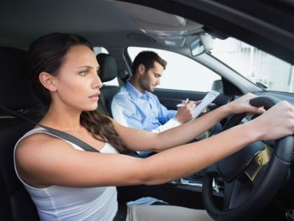 Cars driving tips and tricks to make your journey comfortable during long traffic jams | ...तो मजेदार और आसान हो जाएगी ड्राइविंग, कार चलाते समय अगर अपनाएं ये टिप्स