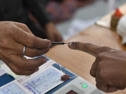 Haryana Assembly Election 2019 Sonipat BJP is in strong stages rivals join hands | हरियाणा: पिछले चुनाव में गड़बड़ी का आरोप लगाकर जीते विधायक को पहुंचाया कोर्ट, इस बार जब आई टक्कर लेने की बारी तो कट्टर विरोधी से गले मिले