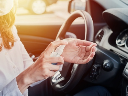 Here is why leaving the hand sanitizer in the car can be risky for you | क्या कार के भीतर रखा सैनेटाइजर ले सकता है जान, बरतें ये सावधानी