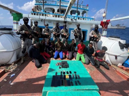Indian Navy rescued Fishing Vessel Al Naeemi hijacked by pirates east coast of Somalia | भारतीय नौसेना ने 19 पाकिस्तानी नागरिकों को सोमालियाई समुद्री लुटेरों से बचाया, युद्धपोत आईएनएस सुमित्रा ने की कार्रवाई