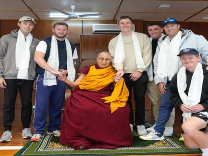 IND vs ENG England team members met Dalai Lama before Dharamshala Test | IND vs ENG: धर्मशाला टेस्ट से पहले इंग्लैंड टीम के सदस्यों ने दलाई लामा से मुलाकात की, ईसीबी ने शेयर की तस्वीर