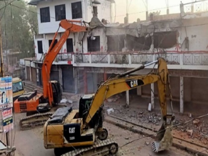 Uttar Pradesh Ghazipur: Mukhtar Ansari Ghazal Hotel demolition police stationed in the area | गाजीपुर: मुख्तार अंसारी के गजल होटल पर प्रशासन ने चलाया बुलडोजर, इलाके में पुलिस फोर्स तैनात