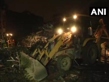 five storey building collapsed in Ghaziabad's Khoda area | गाजियाबादः पांच मंजिला इमारत भर-भराकर गिरी, NDRF की टीम ने रेस्क्यू ऑपरेशन किया शुरू 
