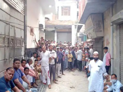 uttar pradesh ghaziabad up news triple murder in loni bazar three of a family member shot dead by robbers | डकैतों ने घर में घुसकर परिवार वालों पर चलाई अंधाधुंध गोलियां, दो बेटे और पिता की गई जान, मां की हालत गंभीर