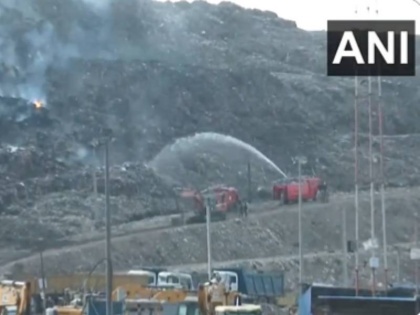Delhi residents cannot breathe as fire in Ghazipur landfill continues | गाजीपुर लैंडफिल साइट पर आग बुझाने की कोशिश जारी, स्थानीय निवासियों ने कही ये बात, देखें वीडियो