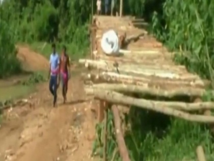 odisha villagers construct bridge on nullah claiming system failure netizens salute the people of the village | सिस्टम से निराश होकर गांव के लोग खुद बनाने लगे पुल, लोगों ने कहा- अब प्रशासन मुलभूत सुविधाएं भी मुहैया नहीं करा सकता, वीडियो वायरल