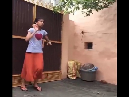 Girl bowling video goes viral internet says she girl version of harbhajan and Bumrah | इस लड़की ने अपने बॉलिंग स्‍टाइल से इंटरनेट पर जीता सबका दिल, वीडियो देख लोगों ने कहा- 'ये तो भज्‍जी-बुमराह की गर्ल वर्जन है'