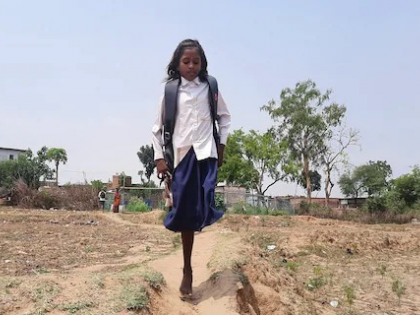 Jamui Salute handicapped beti seema help sonu sood one leg lost not courage walks 500 meters footpath every day school watch video | जमुईः एक पैर से दिव्यांग बेटी को सलाम, पैर गंवाया, हौसला नहीं, हर दिन 500 मीटर पगडंडियों पर चलकर जाती है स्कूल, देखें वीडियो