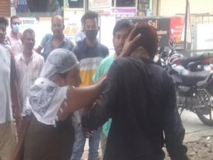 maharashtra aurangabad road romeo beaten up by a brave girl video goes viral | बड़ी बहन से छेड़खानी की तो छोटी बहन ने सिखाया मनचलों को सबक, बीच सड़क पर जमकर की पिटाई maharashtra aurangabad road romeo beaten up by a brave girl video goes viral | बड़ी बहन से छेड़खानी की तो छोटी बहन ने सिखाया मनचलों को सबक, बीच सड़क पर जमकर की पिटाई
