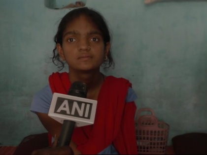 MP: 19 years physically disabled wrote exam with leg. father guides her | मध्यप्रदेश: 19 वर्ष की दिव्यांगा ने पैर से लिखे एग्जाम, पिता ने दिखाया रास्ता