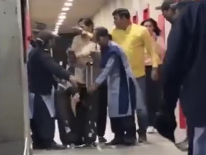 Video: Girlfriend In Suitcase, Haryana Student Caught Entering Boys' Hostel | VIDEO: हरियाणा का छात्र सूटकेस में गर्लफ्रेंड लेकर ब्वॉयज हॉस्टल में घुसता पकड़ा गया