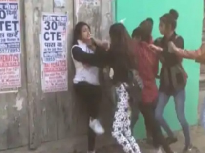 gangs of girls attacked each other on road in katihar bihar news viral | बीच सड़क पर लड़कियों के बीच हुई भयंकर लड़ाई, जमकर चले लात-घूंसे और बेल्ट, हैरान रह गए लोग