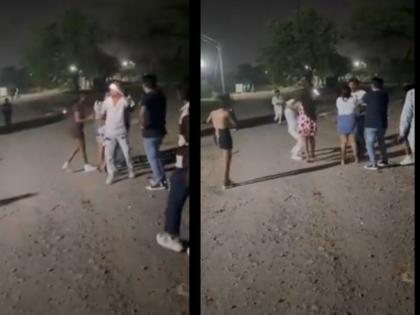 video Group Of Men attacked girls Returning From Party even cut off one girl finger in Raipur | VIDEO:पार्टी से लौट रहा था गर्ल्स ग्रुप, लड़कों के झुंड ने घेरा, विरोध करने पर काटी लड़की की उंगली