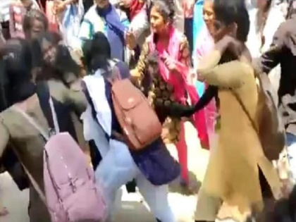 Chennai College girl fight at a bus stop over some argument video goes viral on social media | चेन्नई के बस स्टॉप पर कॉलेज की लड़कियों ने मचाया गजब बवाल, जमीन पर गिरा-गिराकर एक दूसरे को पीटा, वीडियो वायरल