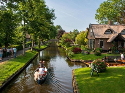 no roads in netherland's village Giethoorn, only boat is the way of transport | गजब! पानी से घिरे इस अनोखे गांव में गाड़ियां नहीं सिर्फ चलती है नाव