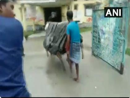 Assam woman gave birth on her way to a Dispensary on a stretcher video goes viral | Video:डिस्पेंसरी ले जाते समय महिला ने चारपाई पर दिया बच्चे को जन्म, लोगों ने कहा- 'चांद पर पहुंचे या मंगल पर देश का यही हाल रहेगा' Assam woman gave birth on her way to a Dispensary on a stretcher video goes viral | Video:डिस्पेंसरी ले जाते समय महिला ने चारपाई पर दिया बच्चे को जन्म, लोगों ने कहा- 'चांद पर पहुंचे या मंगल पर देश का यही हाल रहेगा'