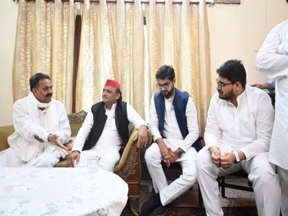 Samajwadi Party chief Akhilesh Yadav met Mukhtar Ansari family members | अखिलेश यादव मुख्तार अंसारी के परिवार के सदस्यों से मिले, सच्चाई सामने आने की उम्मीद जताई