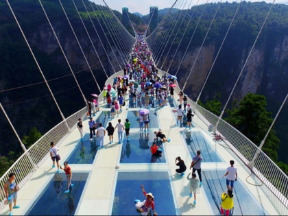 china opens worlds highest and longest glass bridge | रोमांच के शौकीन हैं तो कीजिये जमीन से 218 मीटर ऊपर बनें ग्लास ब्रिज की सैर
