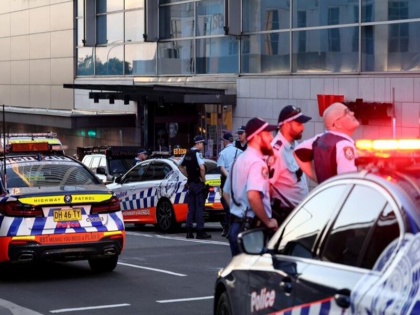 stabbing terror attack in a shopping mall in Sydney Australia Several people killed | वीडियो: सिडनी के मॉल में हुई चाकूबाजी, पांच लोगों की मौत, हमलावर भी मारा गया, खौफनाक वीडियो आया सामने
