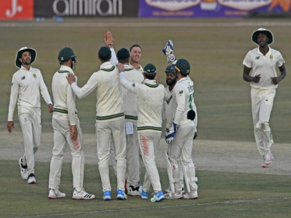 PAK vs RSA 2nd Test South Africa tour of Pakistan George Linde take five wickets | PAK vs SA: बल्लेबाज ने खेला ऐसा शॉट कि अंगुली से हड्डी निकल आई बाहर, फिर भी गेंदबाजी कर झटक लिए 5 विकेट और...
