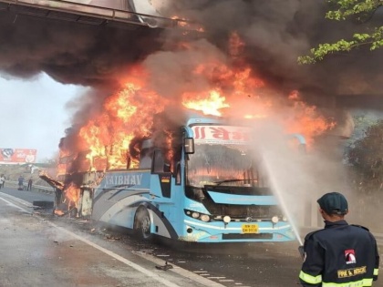 Bus Catches Fire On Mumbai-Pune Expressway 36 Passengers Escape WATCH VIDEO | बाल-बाल बचे 36 यात्री, मुंबई-पुणे एक्सप्रेसवे पर एक निजी लक्जरी बस में लगी भयंकर आग, देखें वीडियो