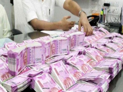 news madhya pradesh income tax department raided businessman premises recovered 8 lakh cash 3 kg gold in damoh | MP: नौकरों के नाम लग्जरी बस खरीदने वाले भाइयों के घर पर आयकर विभाग का छापा, 8 करोड़ कैश 3 किलो सोना समेत कई दस्तावेज भी बरामद
