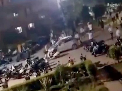 Violent clash between students and guards over cigarette smoking in Greater Noida college | ग्रेटर नोएडा में कॉलेज में सिगरेट पीने को लेकर छात्रों और गार्ड्स के बीच जोरदार झड़प, 30 से अधिक हिरासत में लिए गए