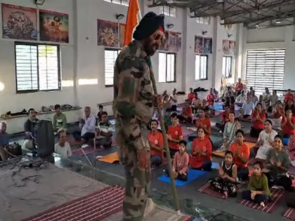 Viral Video Retired soldier suffered a heart attack while singing patriotic songs died | Viral Video: देशभक्ति गीत गाते- गाते रिटायर्ड फौजी को आया दिल का दौरा, हुई मौत बच्चे तालियाँ बजाते रहे, वीडियो आया सामने Viral Video Retired soldier suffered a heart attack while singing patriotic songs died | Viral Video: देशभक्ति गीत गाते- गाते रिटायर्ड फौजी को आया दिल का दौरा, हुई मौत बच्चे तालियाँ बजाते रहे, वीडियो आया सामने