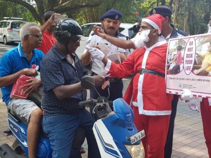Christmas Day: Traffic Police Goa gave chocolate instead of challan to those who break the rules wearing Santa Claus dress | यातायात पुलिस गोवा ने सांता क्लॉज का ड्रेस पहन नियम तोड़ने वालों को चालान के बजाय दिया चॉकलेट 