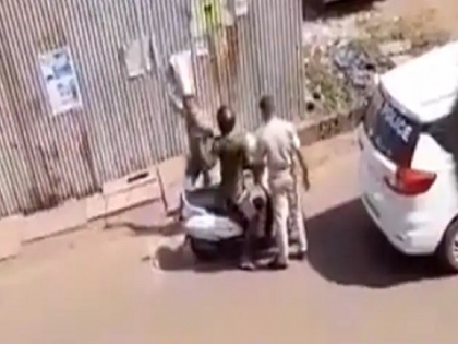 Goa police Hitting Motorist During Janata Curfew video Goes Viral | जनता कर्फ्यू के दौरान मोटरसाइकिल पर घूम रहा था शख्स, पुलिस ने डंडे से पीट-पीट कर किया बुरा हाल, देखें वायरल वीडियो