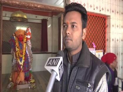 devotees in bhopals sankatmochan temple cover deities with woollen clothes | भोपाल: संकटमोचन मंदिर में भगवान को लगी ठंडी तो पुजारियों नें पहनाया स्वेटर devotees in bhopals sankatmochan temple cover deities with woollen clothes | भोपाल: संकटमोचन मंदिर में भगवान को लगी ठंडी तो पुजारियों नें पहनाया स्वेटर