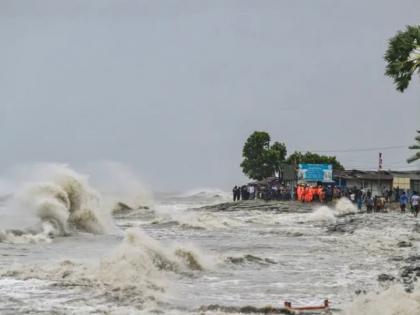 Cyclonic storm Remal caused huge devastation districts of West Bengal 3 people injured traffic movement also slow | पश्चिम बंगाल के कई जिलों में चक्रवाती तूफान ‘रेमल’ ने मचाई भारी तबाही, 3 लोग जख्मी, ट्राफिक मूवमेंट भी हुआ स्लो