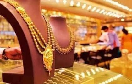 Teen sells mother’s jewellery worth Rs 1.22 crore to buy lip studs, earrings costing Rs 721 | मात्र 721 रुपये के लिप स्टड और झुमके खरीदने के लिए लड़की ने बेच डाले मां के 1.22 करोड़ रुपये के गहने Teen sells mother’s jewellery worth Rs 1.22 crore to buy lip studs, earrings costing Rs 721 | मात्र 721 रुपये के लिप स्टड और झुमके खरीदने के लिए लड़की ने बेच डाले मां के 1.22 करोड़ रुपये के गहने
