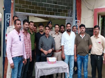 4 kg gold recover from two youths who stayed in Ujjain's Dharamshala | उज्जैन की धर्मशाला में ठहरे मुंबई निवासी दो युवकों से 4 किलो सोना बरामद 4 kg gold recover from two youths who stayed in Ujjain's Dharamshala | उज्जैन की धर्मशाला में ठहरे मुंबई निवासी दो युवकों से 4 किलो सोना बरामद