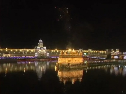 Punjab Celebrated Bandi chhod Diwas with Diwali | पंजाब में दिवाली के साथ मनाया गया 'बंदी छोड़ दिवस', रोशनी में डूबा स्वर्ण मंदिर 